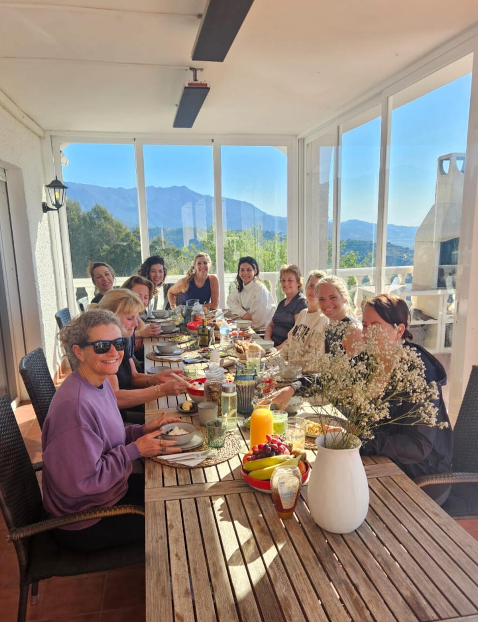 Mérit met deelnemers tijdens een On Healthy Ground vrouwen retreat