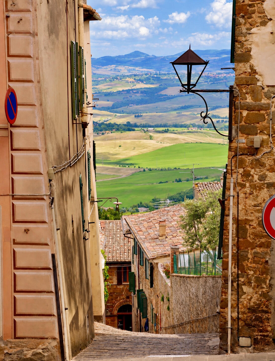 Poppi - Uitzicht over het Toscaanse landschap tijdens het On Healthy Ground vrouwen retreat